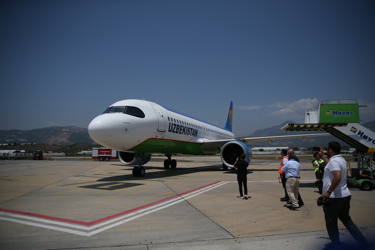 Özbekistan'ın başkenti Taşkent'ten Antalya'nın Alanya-Gazipaşa Havalimanı'na başlayan ilk charter...