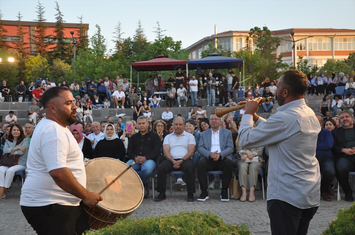 "Bozkırın Tezenesi" olarak bilinen halk ozanı Neşet Ertaş, Anadolu Üniversitesi Yunus Emre...