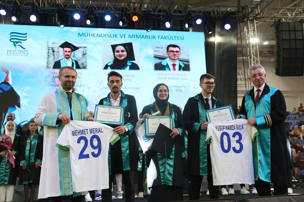 Recep Tayyip Erdoğan Üniversitesi'nde 2024-2025 akademik yılının sona ermesi dolasıyla Yenişehir...