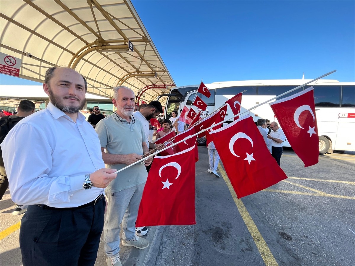 Romanya'da düzenlenen Avrupa Bilek Güreşi Şampiyonası'nda dereceye giren Bursalı 6 sporcu, takım...