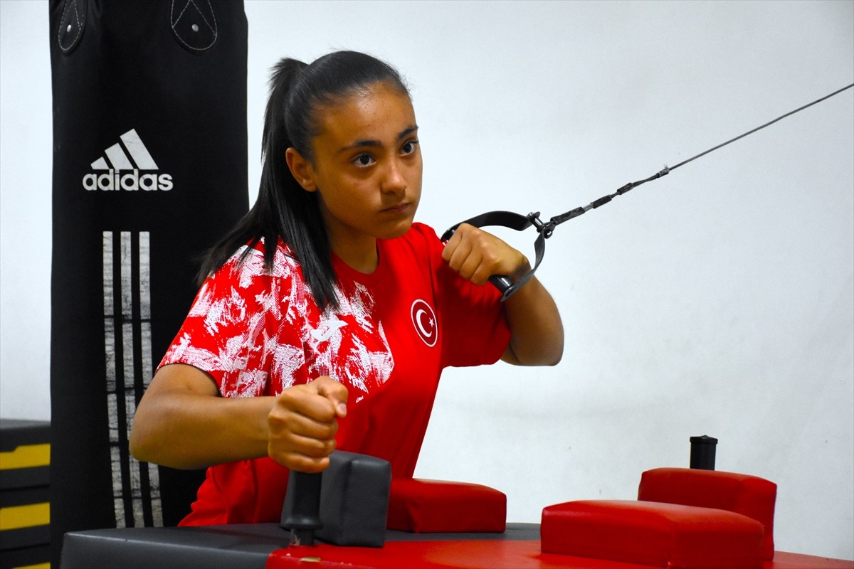 Romanya'da düzenlenen Avrupa Bilek Güreşi Şampiyonası'nda sağ kolda gümüş, sol kolda ise bronz...