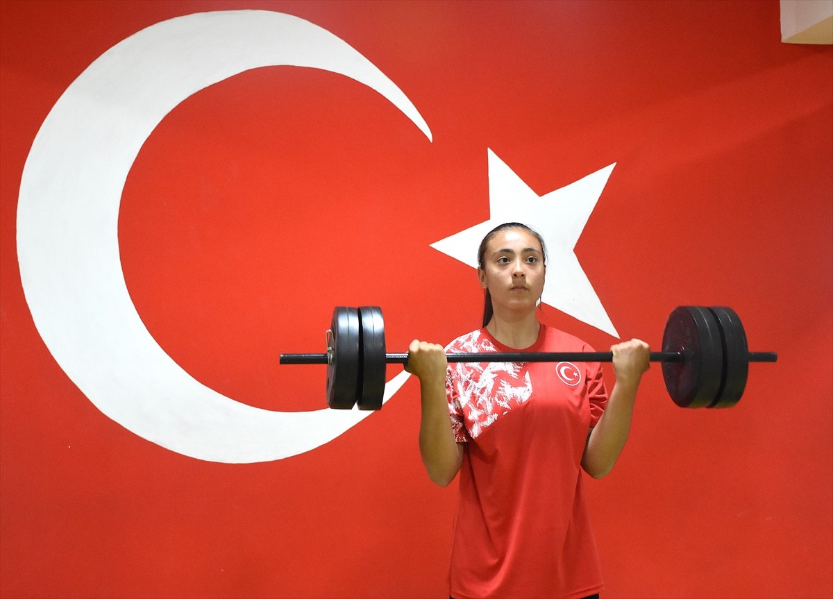 Romanya'da düzenlenen Avrupa Bilek Güreşi Şampiyonası'nda sağ kolda gümüş, sol kolda ise bronz...