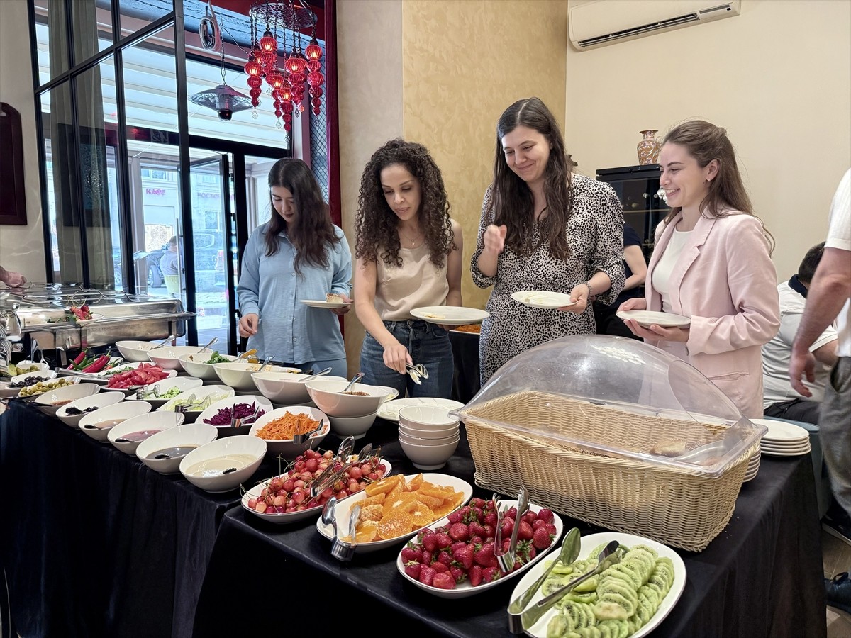 Rusya'da "Dünya Kahvaltı Günü"nde geleneksel Türk kahvaltısının lezzetleri tanıtıldı. Türkiye’nin...