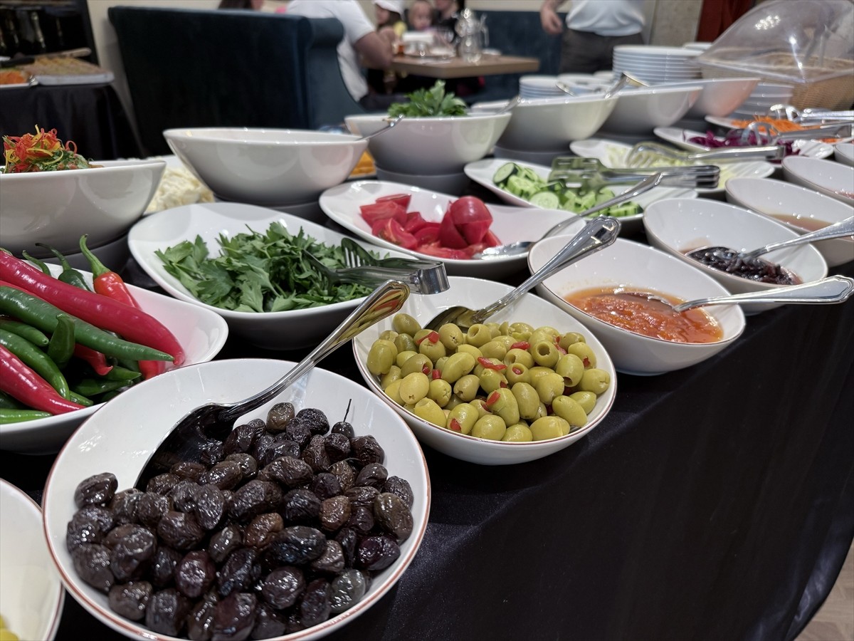 Rusya'da "Dünya Kahvaltı Günü"nde geleneksel Türk kahvaltısının lezzetleri tanıtıldı. Türkiye’nin...