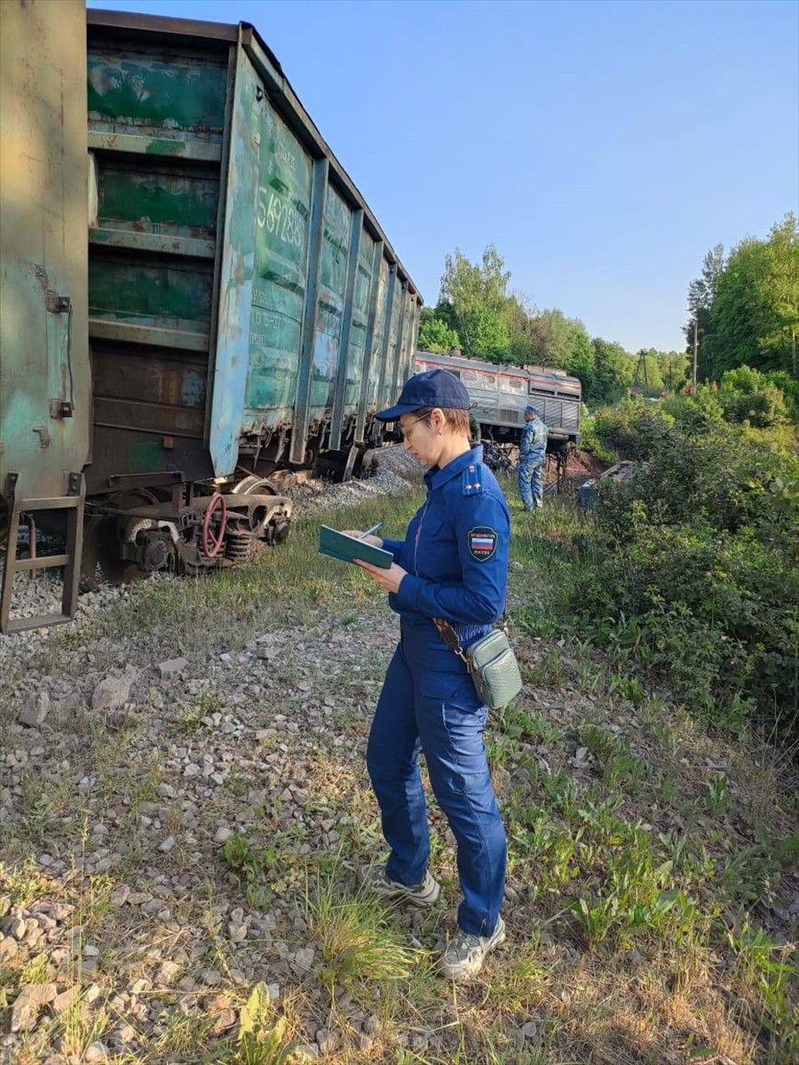 Rusya'nın Bryansk bölgesinde otoyol köprüsünün seyir halindeki yolcu treninin üzerine çökmesi...