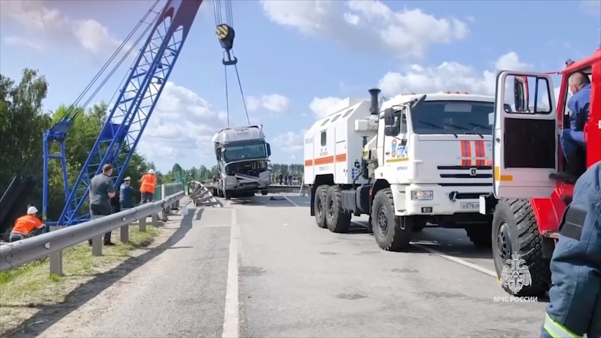 Rusya'nın Bryansk bölgesinde otoyol köprüsünün seyir halindeki yolcu treninin üzerine çökmesi...