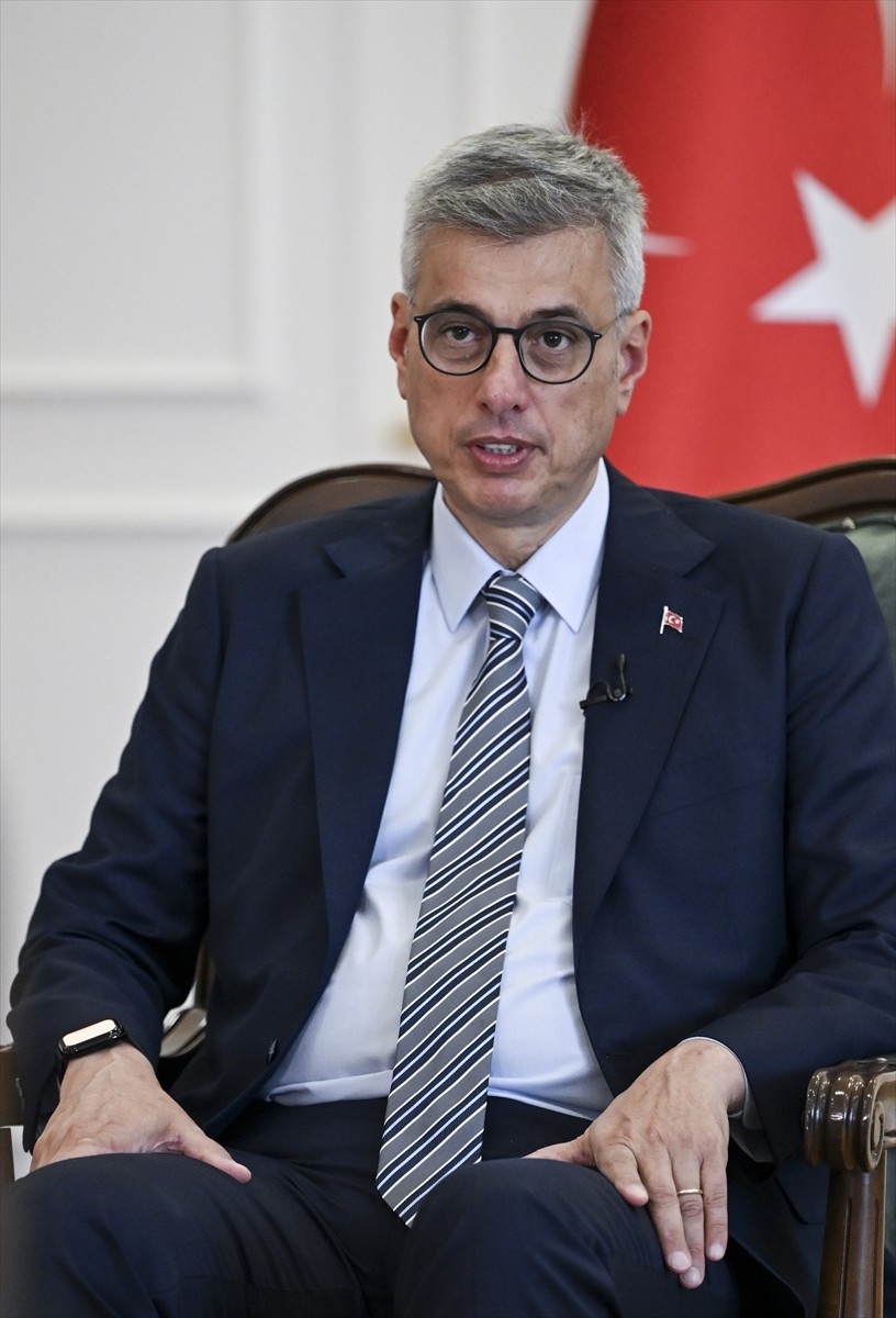 Sağlık Bakanı Kemal Memişoğlu, yaşlı bireylerin yaşam kalitesini artırmak ve yaşlanırken sağlıklı...