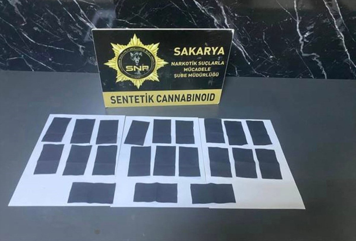 Sakarya'da kumaşa emdirilmiş 4 bin 200 içimlik sentetik uyuşturucunun ele geçirildiği operasyonda...