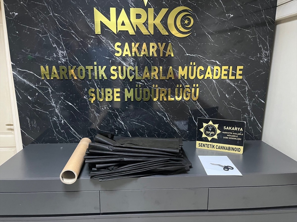 Sakarya'da kumaşa emdirilmiş 4 bin 200 içimlik sentetik uyuşturucunun ele geçirildiği operasyonda...