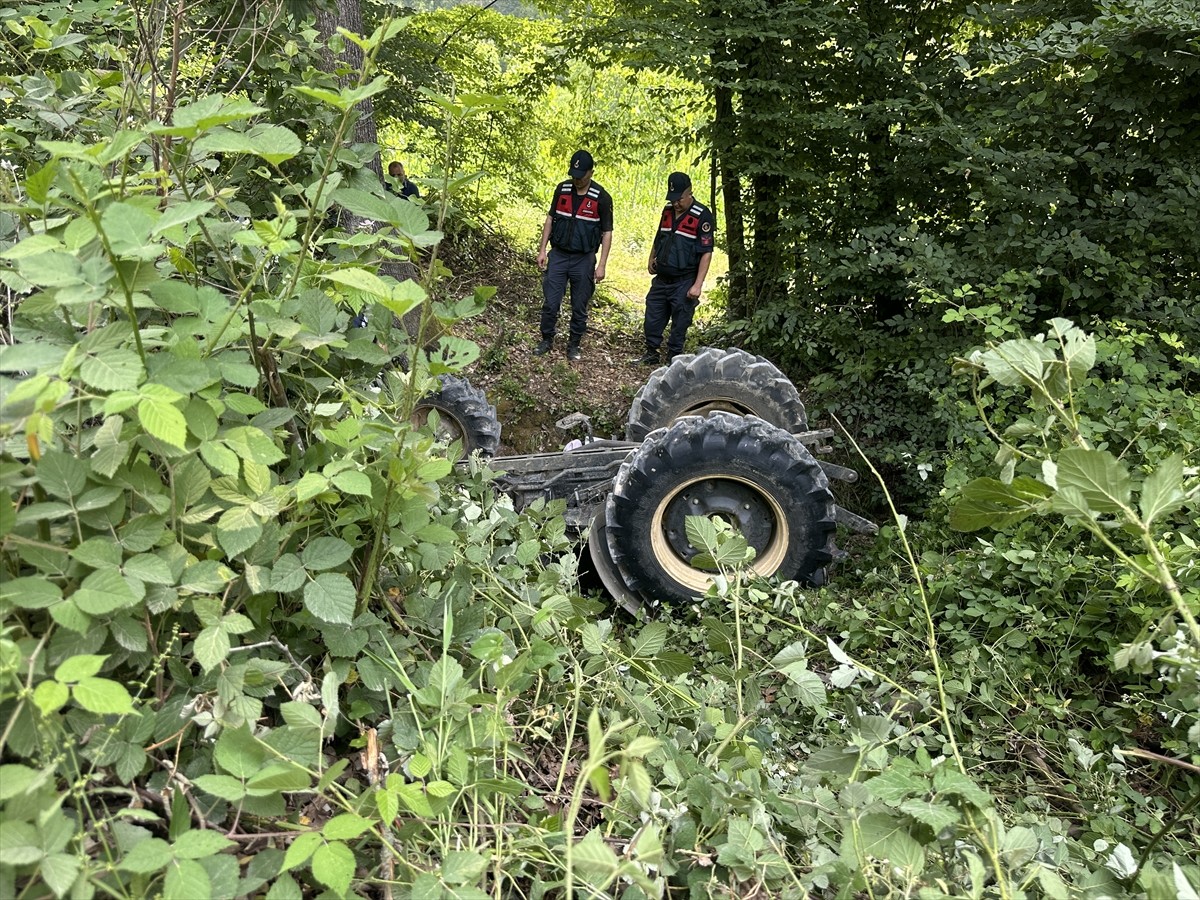 Sakarya'nın Erenler ilçesinde devrilen traktörün altında kalan sürücü hayatını kaybetti.