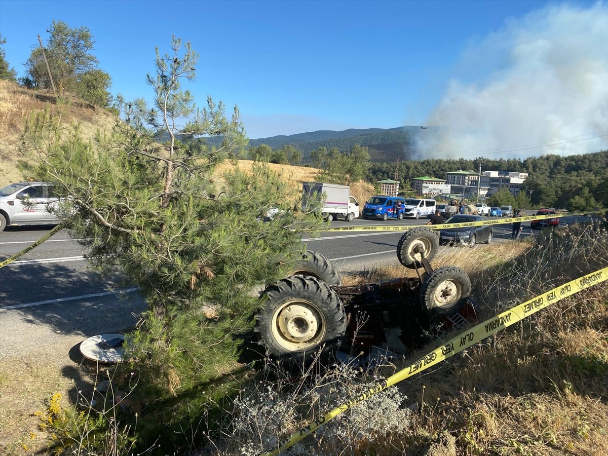 Sakarya'nın Taraklı ilçesinde devrilen traktördeki kadın hayatını kaybetti.