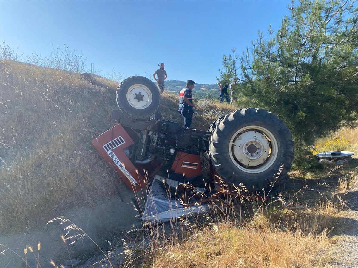 Sakarya'nın Taraklı ilçesinde devrilen traktördeki kadın hayatını kaybetti.