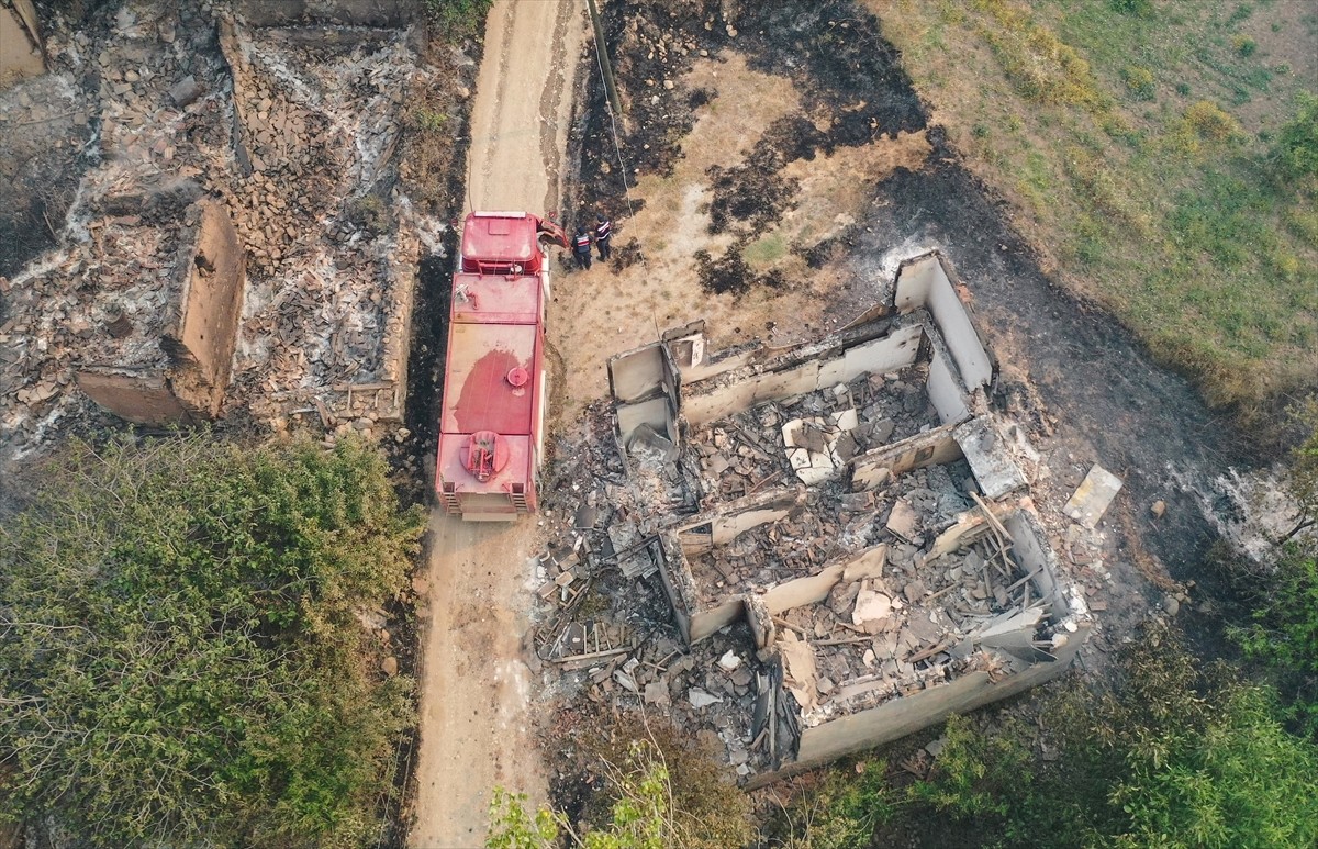 Sakarya'nın Taraklı ilçesindeki ormanlık alanda çıkan ve Bilecik tarafına sıçrayan yangın, dünden...