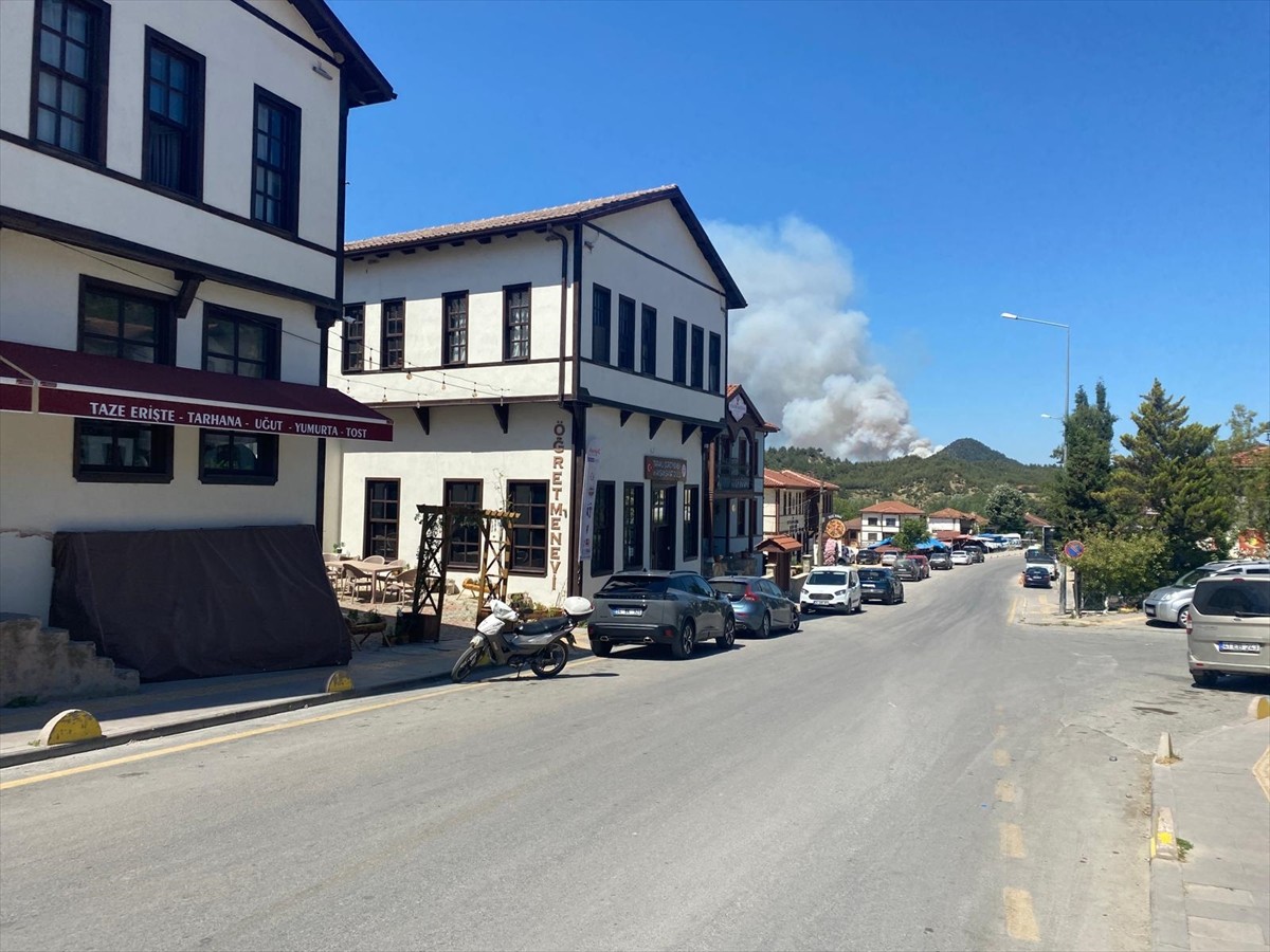  Sakarya'nın Taraklı ilçesindeki ormanlık alanda çıkan yangın söndürülmeye çalışılıyor. İhbar...