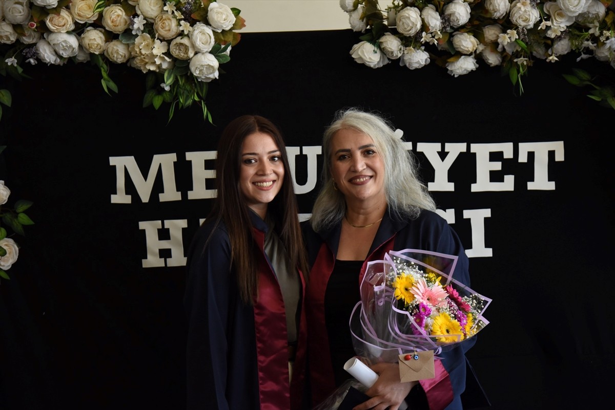 Samsun'da aynı üniversitede okuyan anne ile kızı birlikte mezun oldu. Kader Çağlar (sağda), 24...