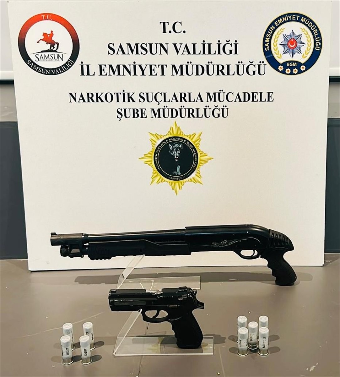 Samsun'da düzenlenen ruhsatsız silah ve uyuşturucu operasyonlarında 3 şüpheli gözaltına alındı....