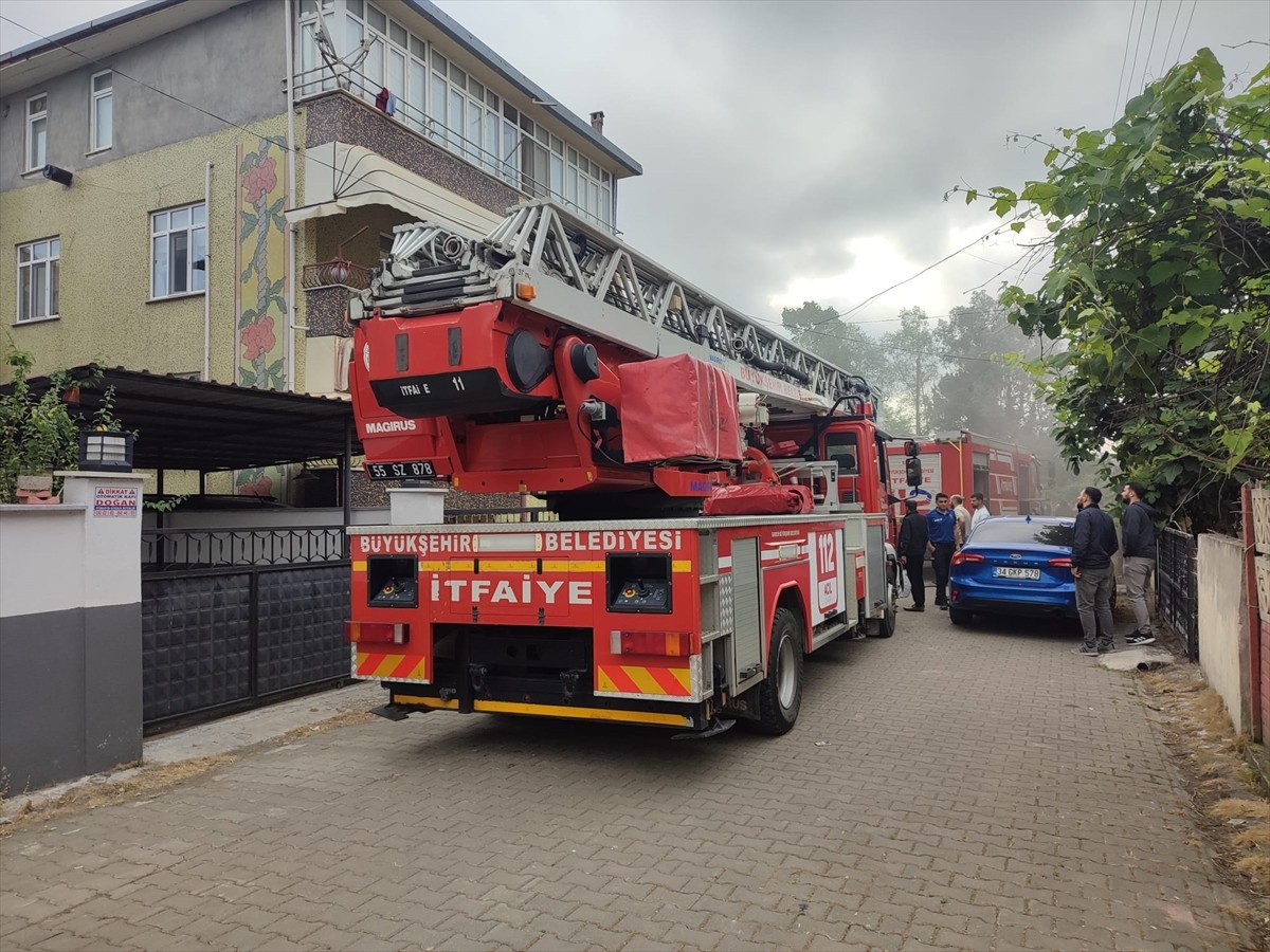 Samsun'un Çarşamba ilçesinde evde çıkan yangında dumandan etkilenen 5 kişi hastaneye...