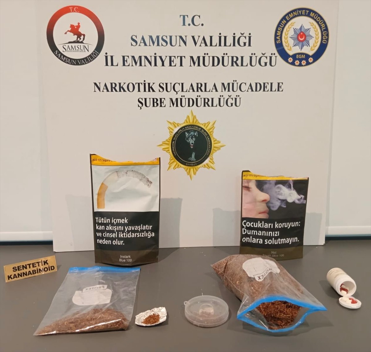 Samsun'un İlkadım ilçesinde düzenlenen operasyonda tütün paketinin içinde uyuşturucu ele...