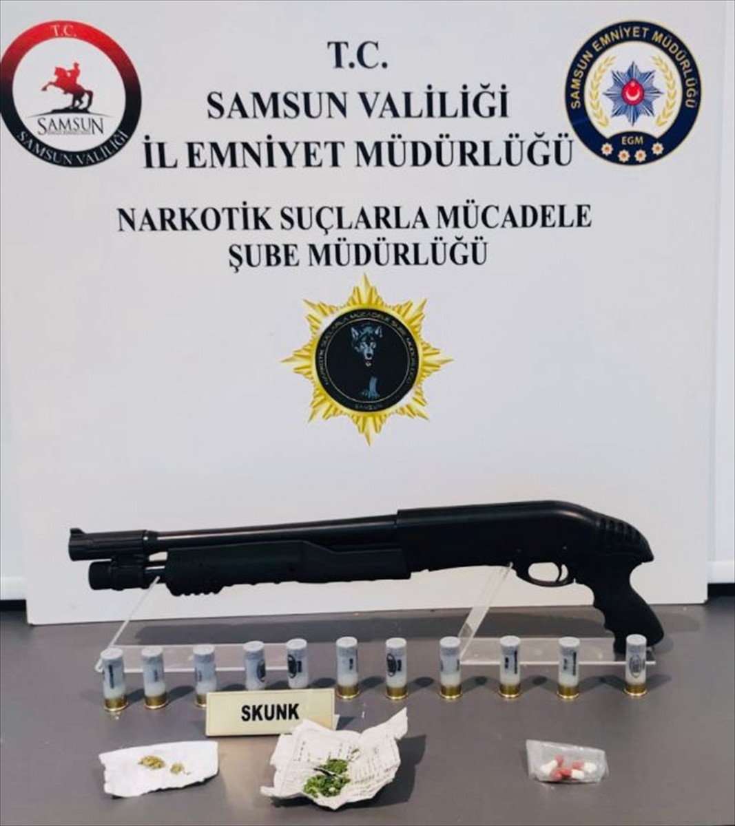 Samsun'un İlkadım ilçesinde düzenlenen silah ve uyuşturucu operasyonunda 3 şüpheli gözaltına...