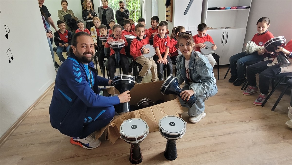 Samsun'un Tekkeköy ilçesindeki köy okulunda okuyan öğrencilerin darbuka hayalini gönüllüler...