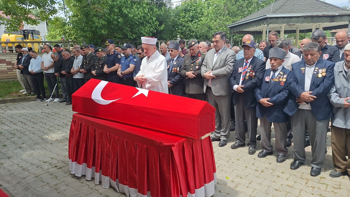 Samsun’un Bafra ilçesinde, 94 yaşında vefat eden Kore gazisi Muhammet Gündüz askeri törenle son...
