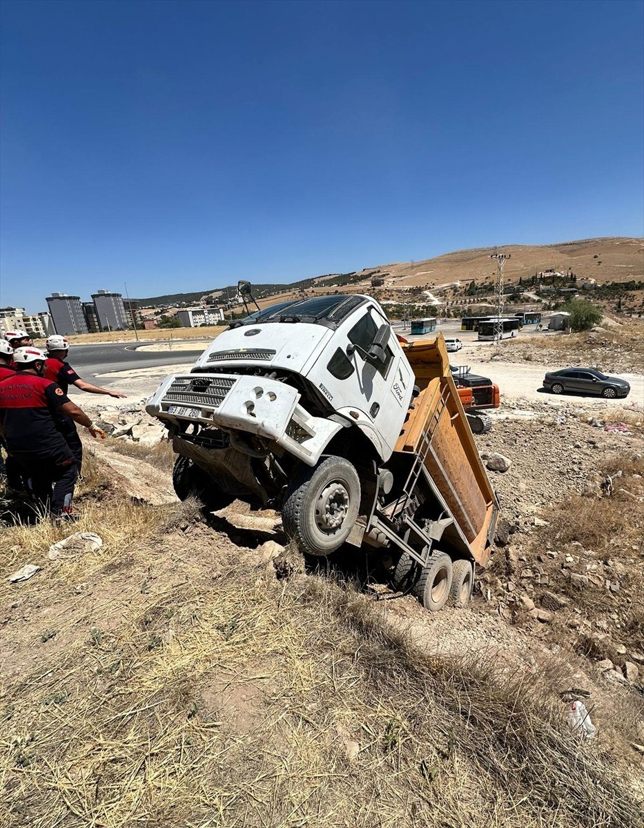 Şanlıurfa'nın Haliliye ilçesinde şarampole düşen kamyonun sürücüsü, kepçe yardımıyla...
