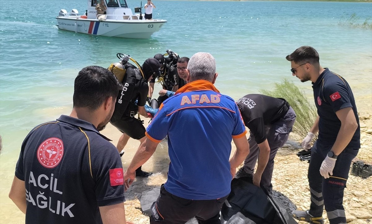 Şanlıurfa'nın Karaköprü ilçesinde Atatürk Barajı Gölü'ne topu almak için giren yeğenini kurtarmaya...