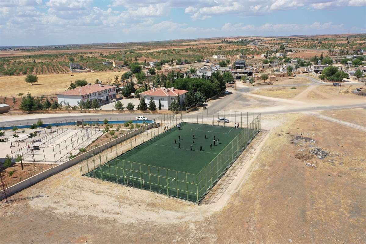 Şanlıurfa'nın Karaköprü İlçesine bağlı kırsal Geçit Ortaokulu'nun beden eğitimi öğretmeni Furkan...