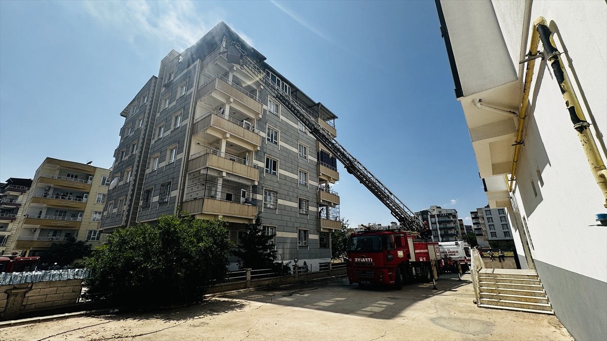 Şanlıurfa'nın Siverek ilçesinde apartman dairesinde çıkan yangın itfaiye ekiplerince...