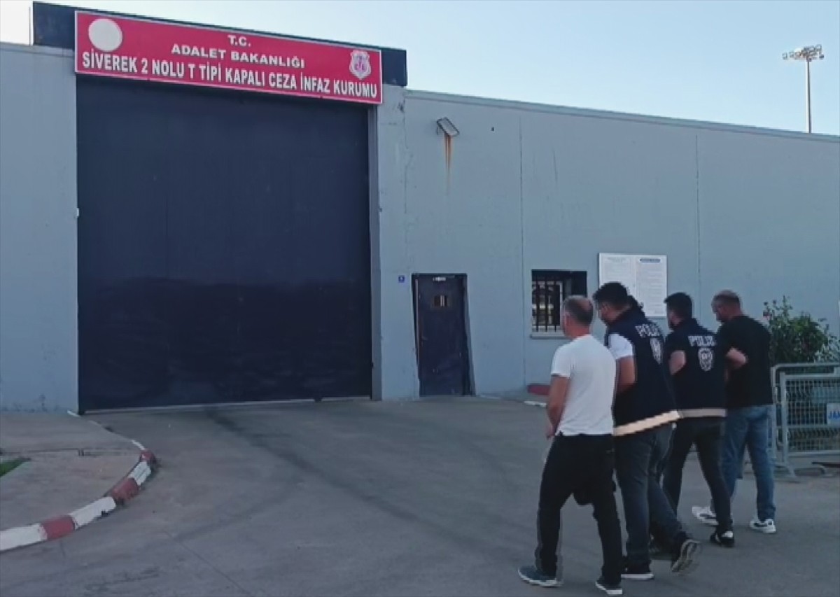 Şanlıurfa'nın Siverek ilçesinde bir kişinin öldüğü silahlı kavgayla ilgili gözaltına alınan 6...