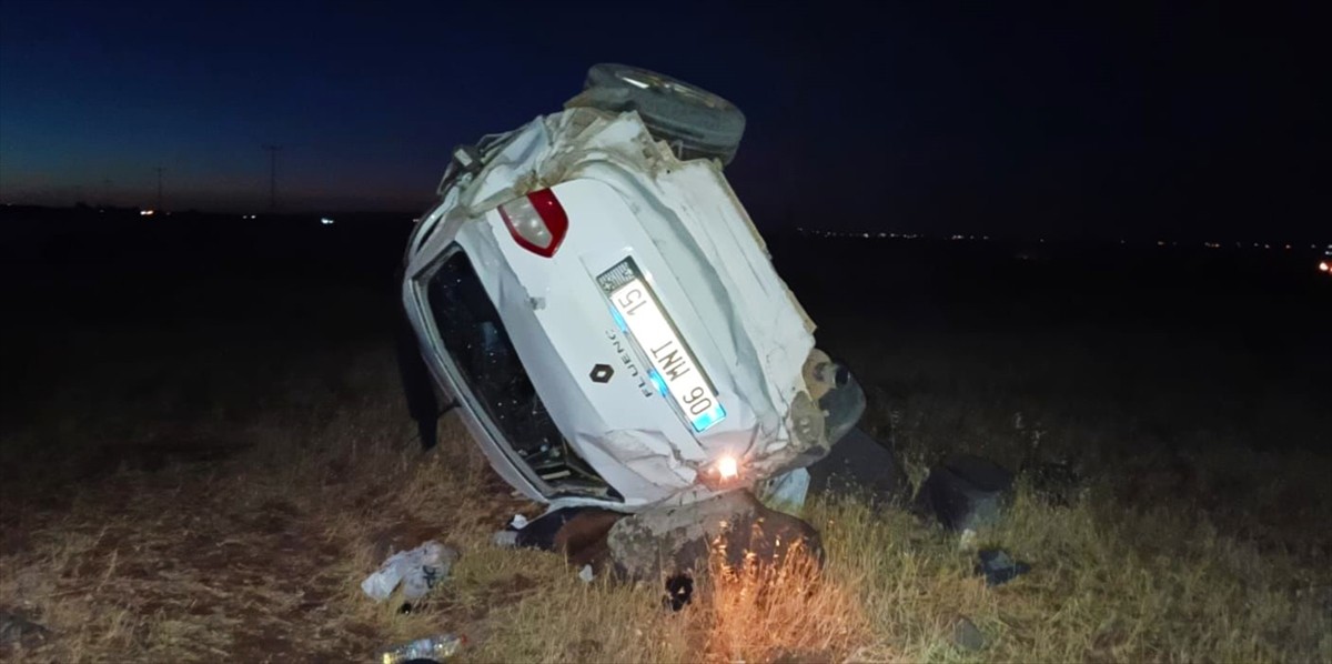 Şanlıurfa'nın Siverek ilçesinde şarampole devrilen otomobildeki 3 kişi yaralandı.