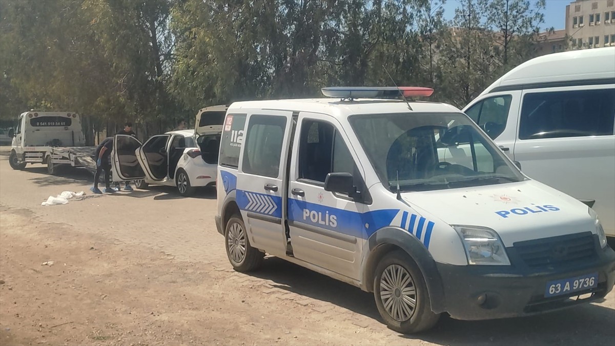 Şanlıurfa'nın Viranşehir ilçesinde 1 kişiyi öldüren, 3 kişiyi de yaralayan şüpheli intihar etti....