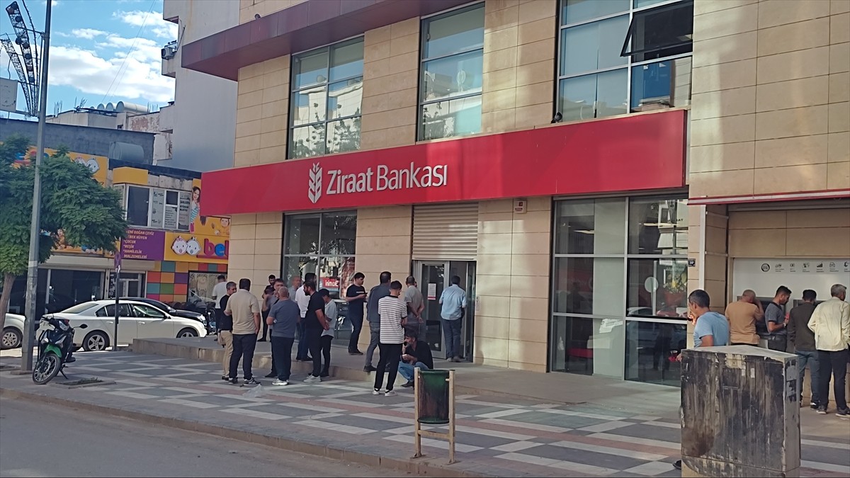 Şanlıurfa'nın Viranşehir ilçesinde, bir banka şubesinin müdürüne bıçak çekerek para çalmaya...