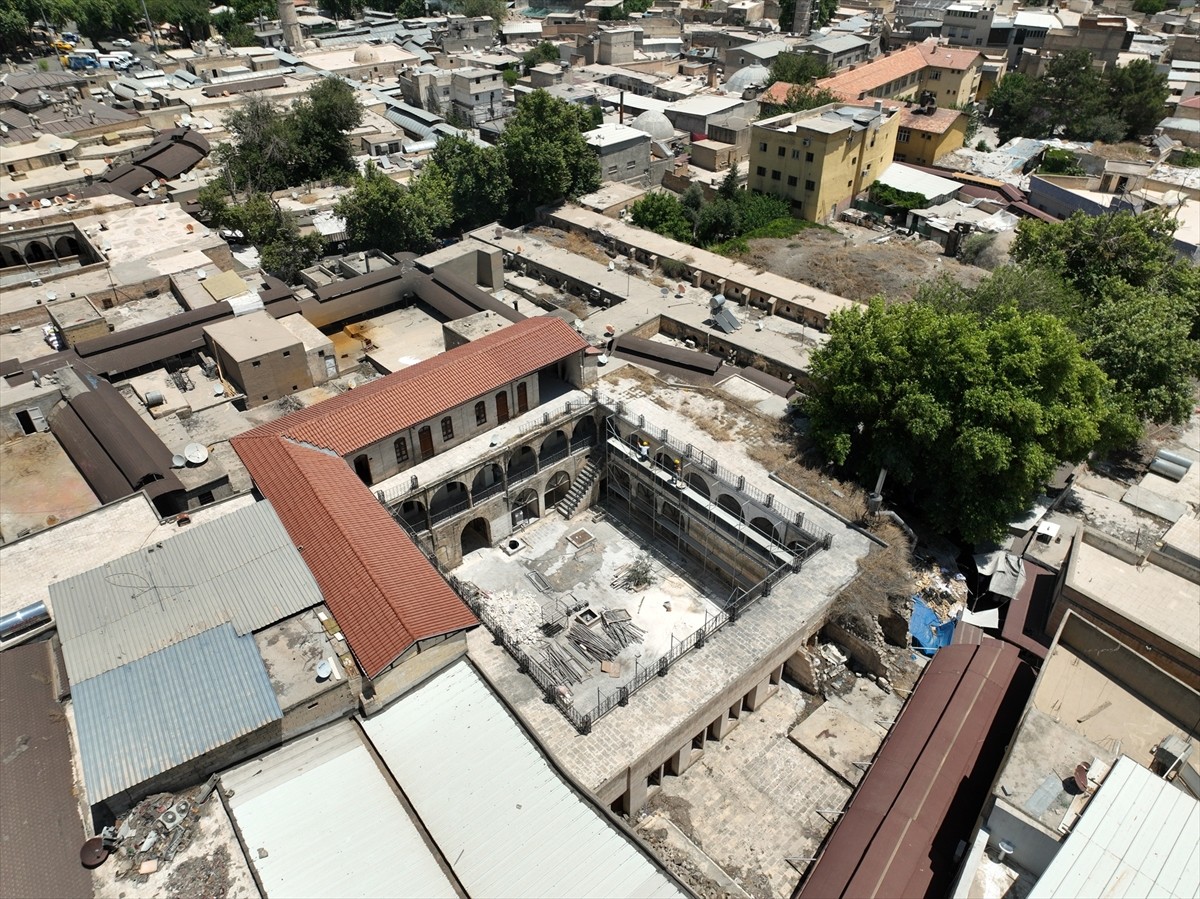 Şanlıurfa’da 6 Şubat 2023'te meydana gelen depremlerde ağır hasar gören tarihi Barutçu Hanı'nda...