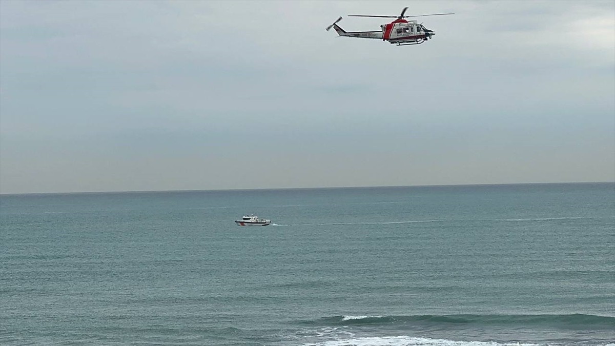 Sarıyer'de, denize girdikten sonra kaybolan 2 genci arama çalışmaları ikinci gününde helikopter ve...
