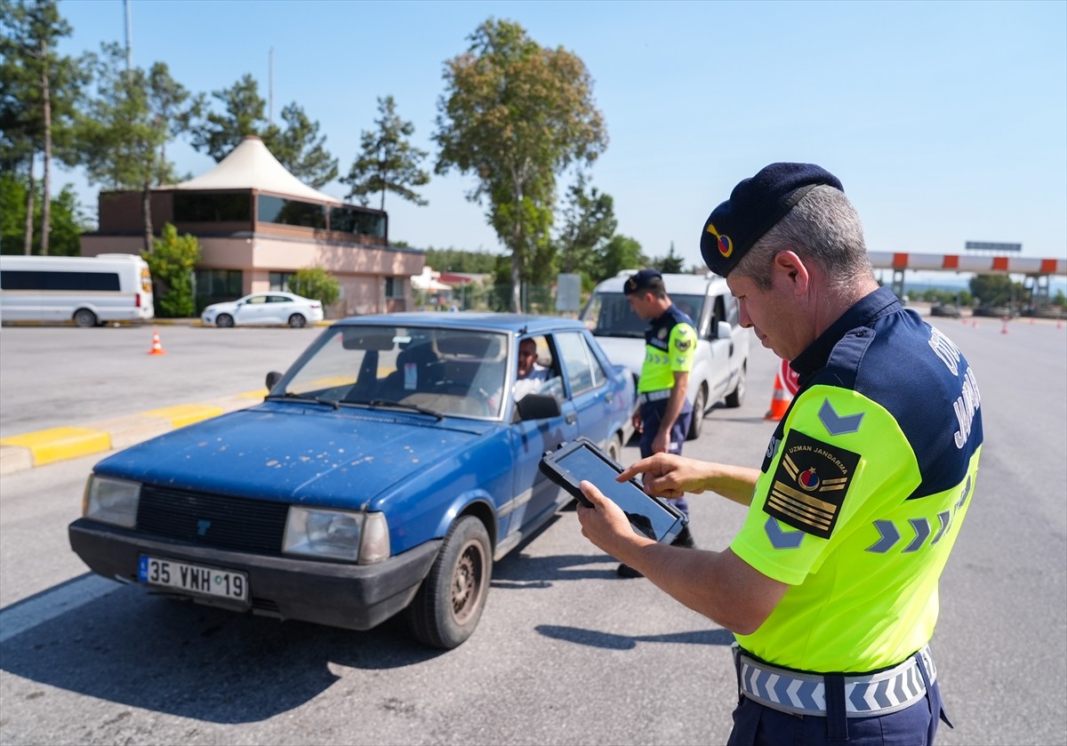 Şehirlerde il jandarma komutanlıkları bünyesinde görev yapan otoyol jandarma komutanlığı ekipleri...