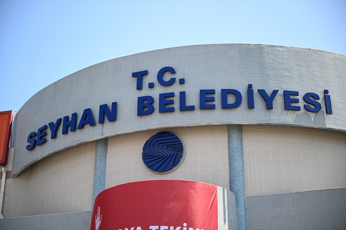 Seyhan Belediye Başkanı Oya Tekin'in tutuklanıp görevden uzaklaştırılmasının ardından yapılan...