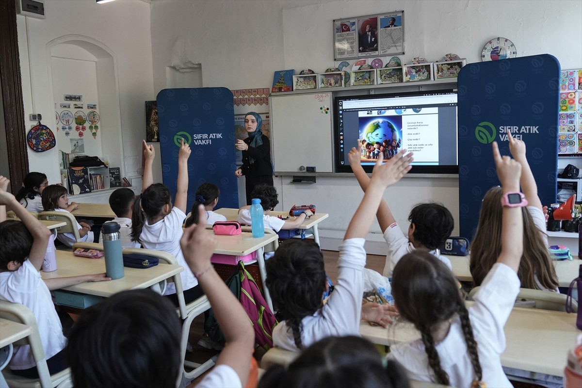Sıfır Atık Vakfı, İstanbul'da "Sıfır Atık Çocuk: Geleceğe Değer" projesi kapsamında, ilkokul...