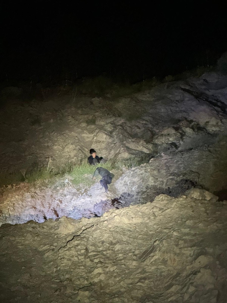 Siirt'in Pervari ilçesinde hayvan otlatırken kayalıktan düşen 13 yaşındaki çocuk yaralandı. Olay...