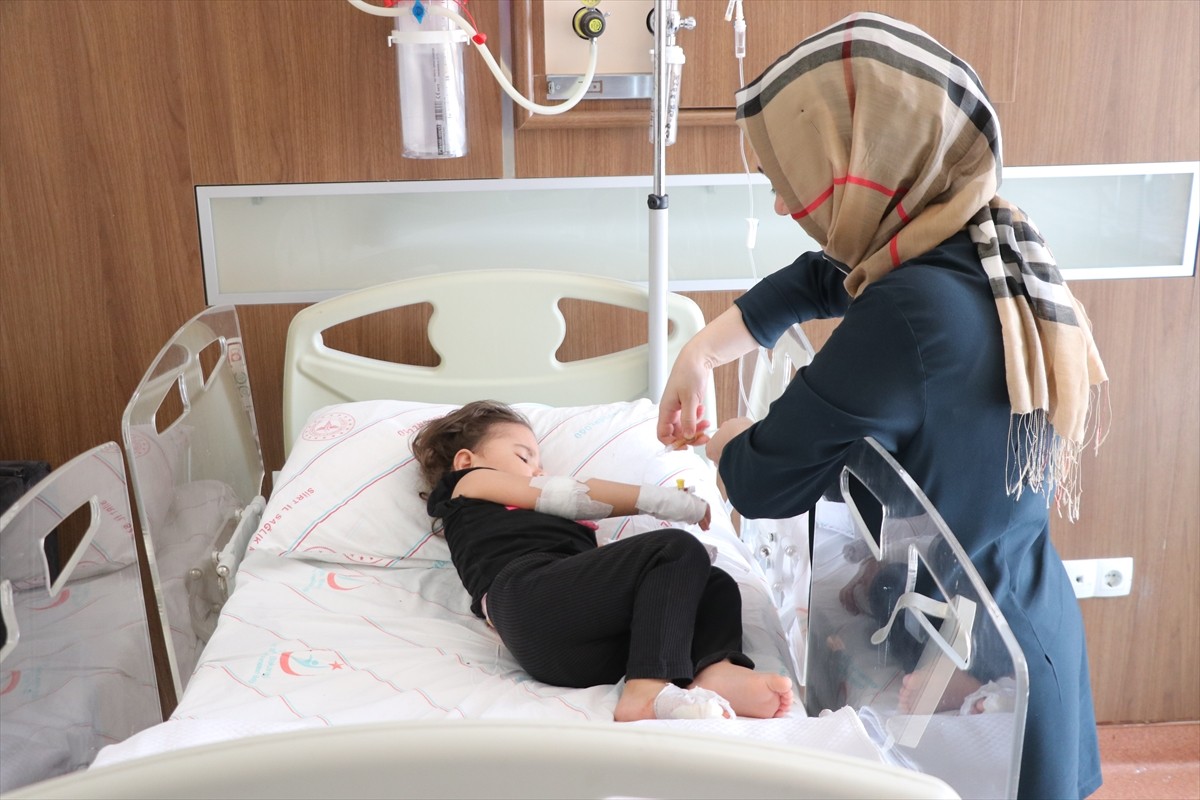 Siirt'te 1,5 yaşındaki çocuk 5. kattan park halindeki bir otomobilin üzerine düştü. Cam kesiği...