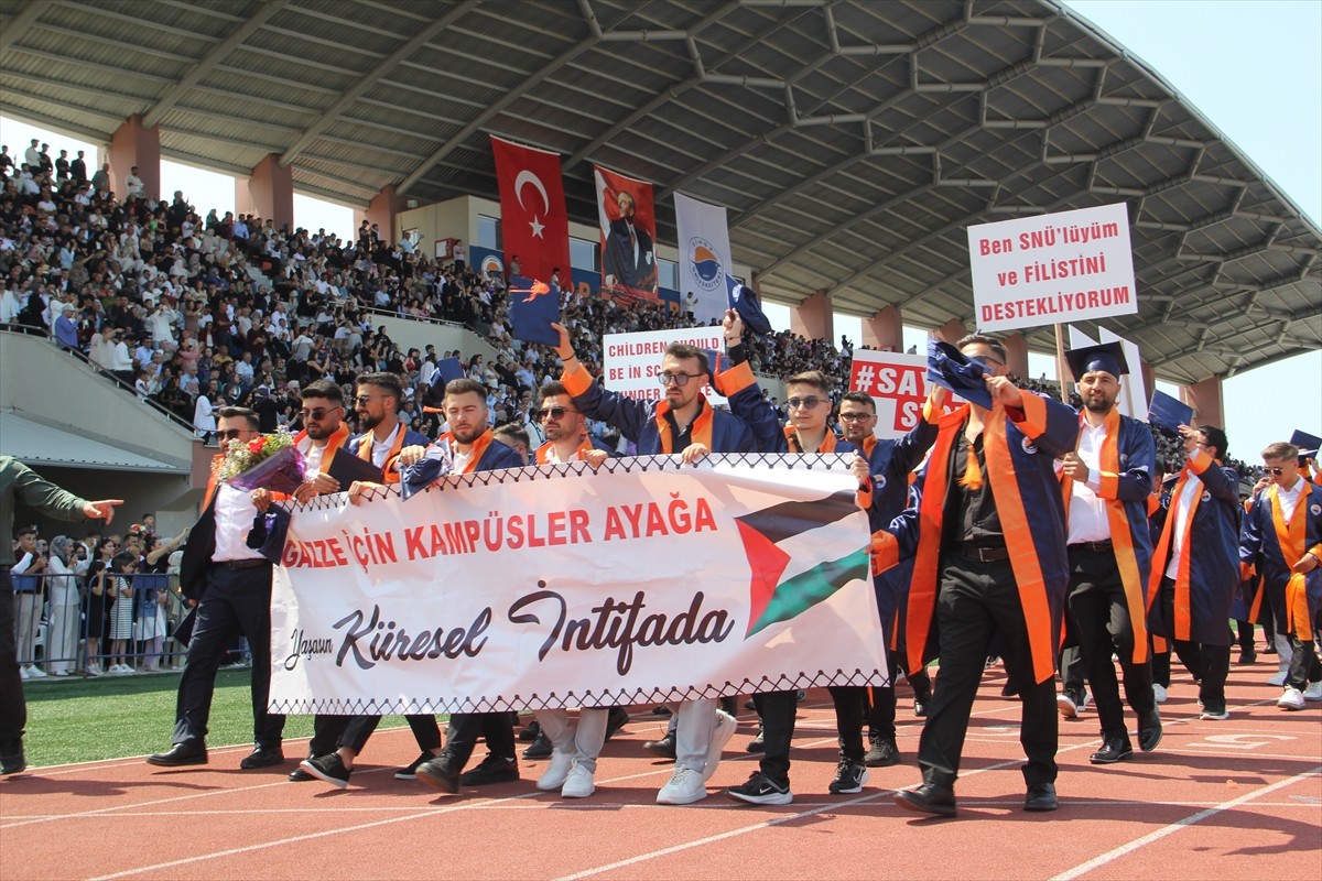 Sinop Üniversitesinin 2024-2025 akademik yılı mezuniyet töreninde, 2 bin 940 öğrenci mezun olma...