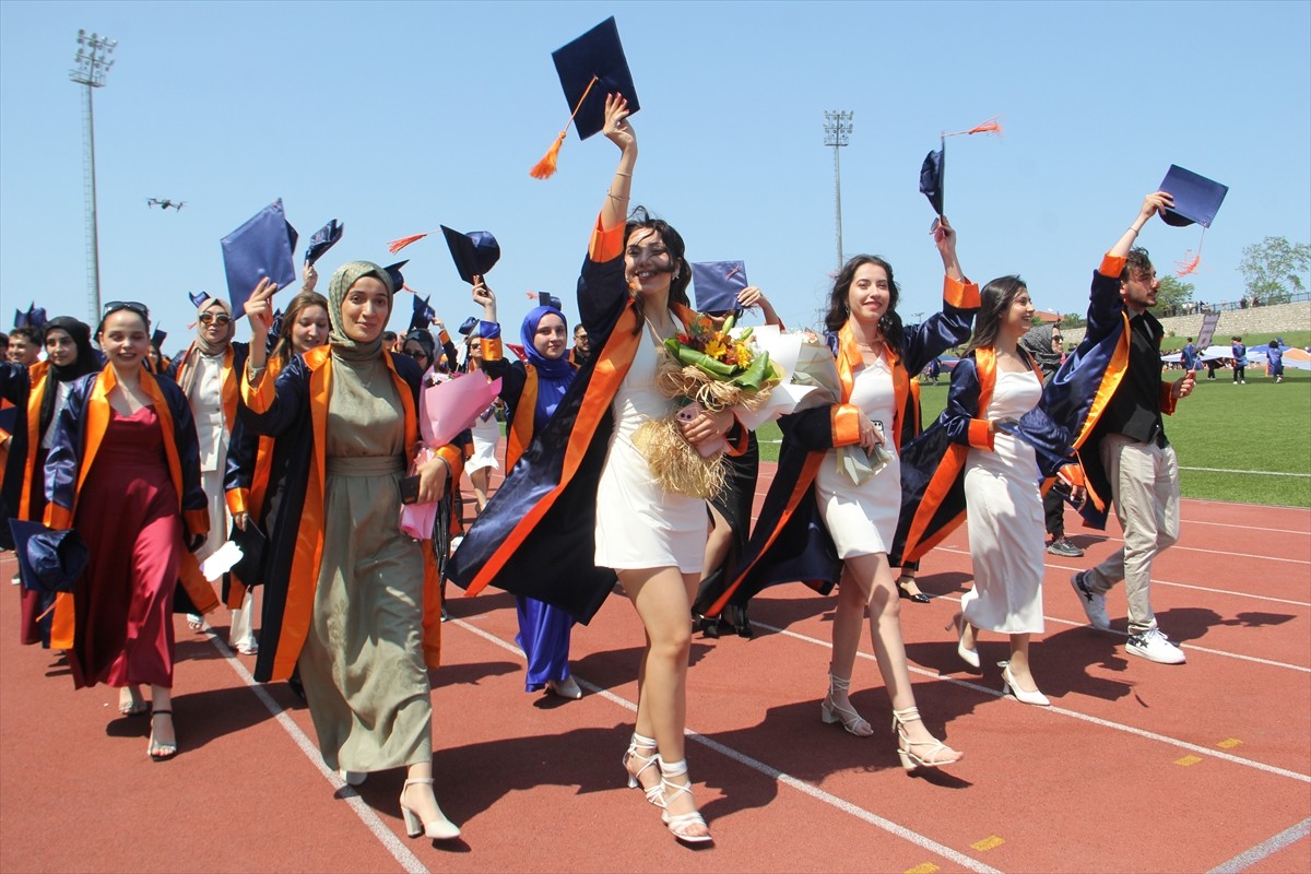 Sinop Üniversitesinin 2024-2025 akademik yılı mezuniyet töreninde, 2 bin 940 öğrenci mezun olma...