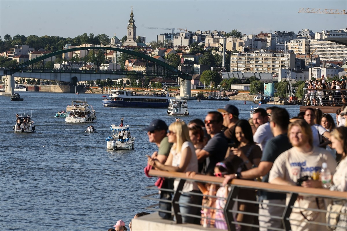 Sırbistan'ın başkenti Belgrad'da bu yıl 20'ncisi düzenlenen geleneksel Tekne Karnavalı kapsamında...