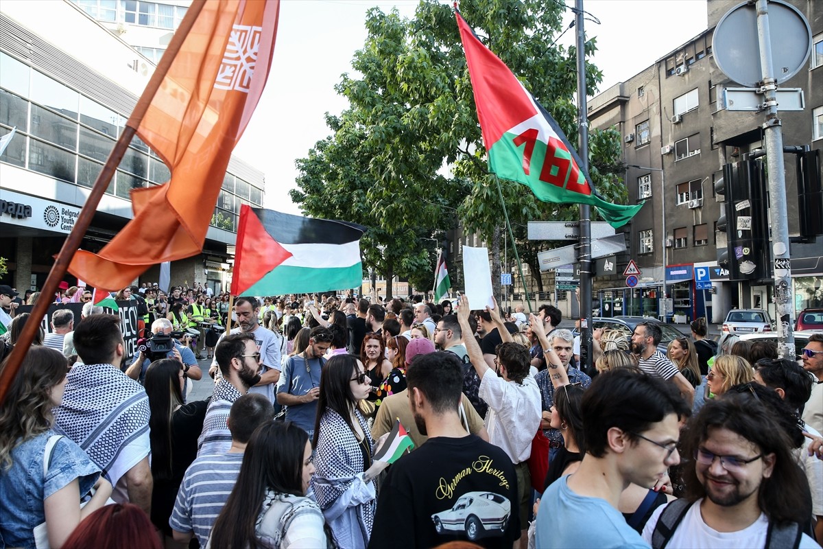 Sırbistan'ın başkenti Belgrad'da, toplanan halk İsrail'e silah yardımı yapılmasına tepki gösterdi....