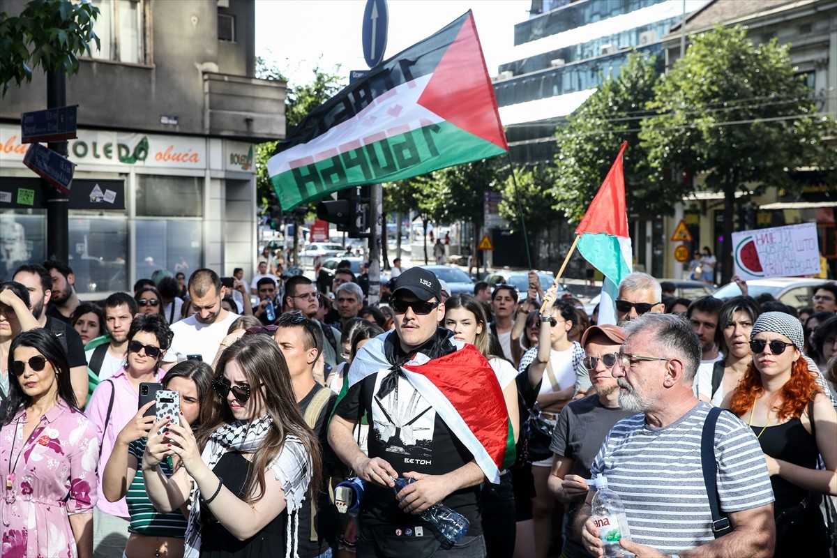 Sırbistan'ın başkenti Belgrad'da, toplanan halk İsrail'e silah yardımı yapılmasına tepki gösterdi....