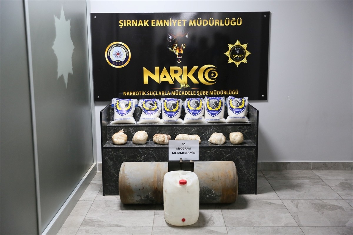 Şırnak'ta bir tıra gizlenmiş 30 kilogram metamfetamin ele geçirildi. Narkotik köpeği "Hector"un da...
