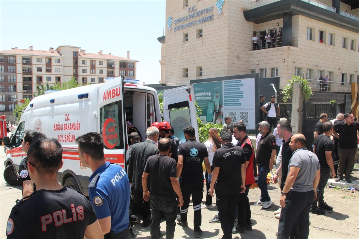  Şırnak'ta freni boşalan kamyonetin taksiye çarptıktan sonra bir evin bahçesine düştüğü kazada 4...