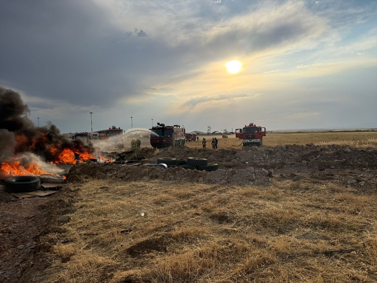 Şırnak'ta Şerafettin Elçi Havalimanı'nda uçak yangını tatbikatı gerçekleştirildi. Şırnak...