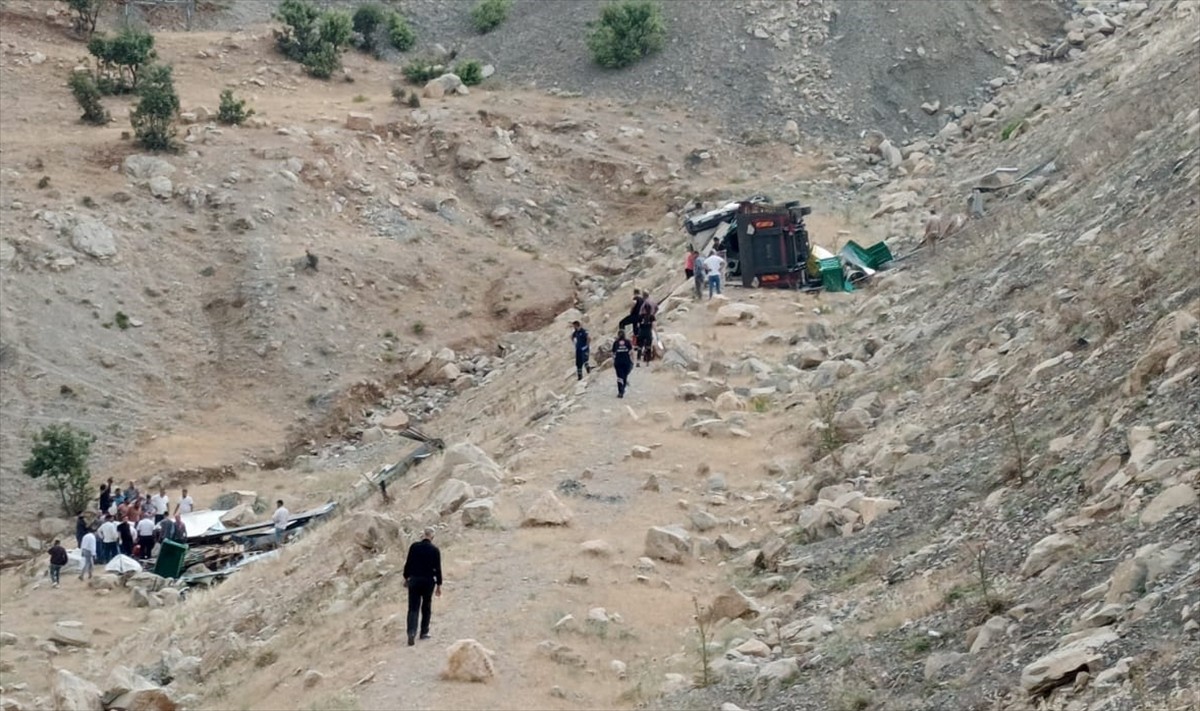 Şırnak'ta tırın şarampole devrilmesi sonucu ağır yaralanan sürücü hastaneye kaldırıldı.