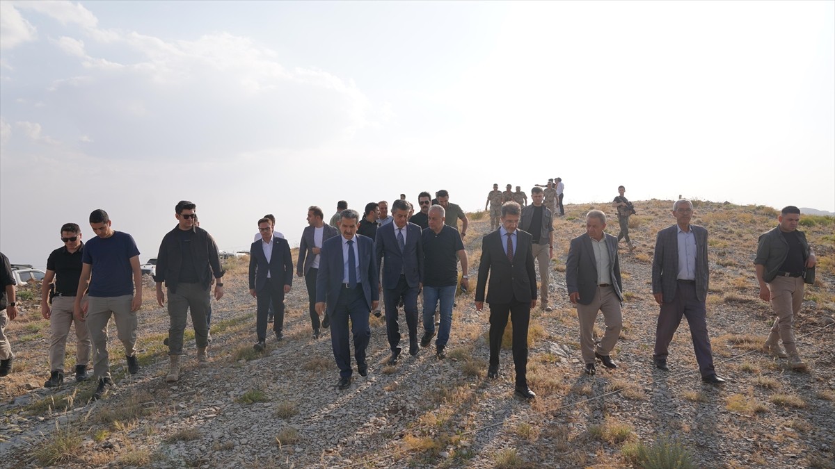 Şırnak Valisi Birol Ekici, Cudi Dağı Sefine bölgesinde yapımı planlanan Hz. Nuh Camisi proje...